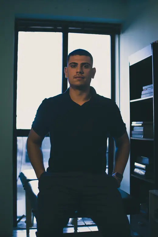 Felipe Damin no consultório, em frente à janela